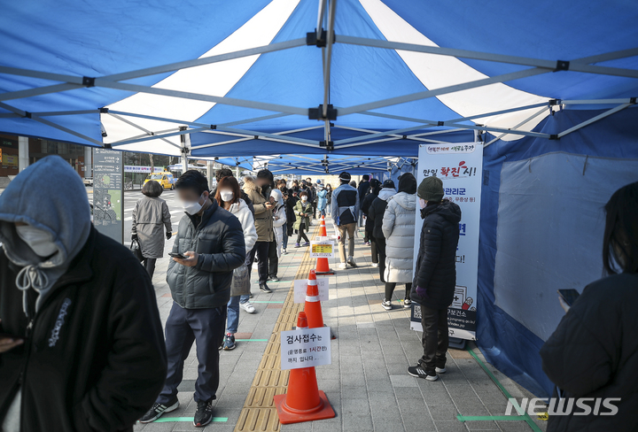 [사진=뉴시스DB]코로나19 진단검사 받는 시민들. 