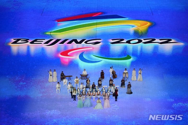 [베이징=AP/뉴시스] 4일 중국 베이징의 내셔널 스타디움에서 열리는 2022 베이징동계패럴림픽 개회식을 앞두고 사전 공연이 펼쳐지고 있다. 2022.03.04