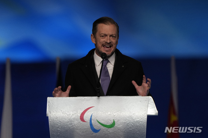 [베이징=AP/뉴시스] 앤드류 파슨스 국제패럴림픽위원장이 4일 중국 베이징 국립경기장에서 열린 2022 베이징 동계패럴림픽 개회식에서 연설을 하고 있다. 2022.03.04.