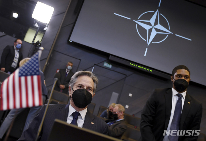 [브뤼셀=AP/뉴시스]토니 블링컨 미국 국무장관이 4일(현지시간) 브뤼셀 북대서양조약기구(NATO·나토) 외무장관 특별회의에 참석한 모습. 2022.03.04.