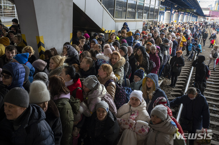 [리비우=AP/뉴시스] 4일(현지시간) 우크라이나 서부 리비우의 기차역에 우크라이나를 벗어나려는 피난민들이 몰려들고 있다. 2022.03.05.