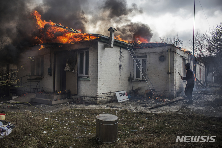 [키이우=AP/뉴시스] 4일(현지시간) 우크라이나 수도 키이우 서쪽 이르핀 마을에서 주택이 러시아의 포격으로 불에 타고 있다. 2022.03.05.