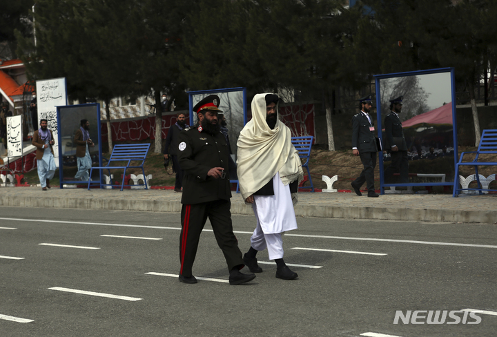 [카불=AP/뉴시스] 시라주딘 하카니 아프가니스탄 과도정부 내무장관(오른쪽)이 지난 5일 아프가니스탄 수도 카불에서 열린 경찰 학교 졸업식에 참석하고 있다. 그는 미국 정부에 의해 테러리스트로 지정된 인물이다. 2022.05.19