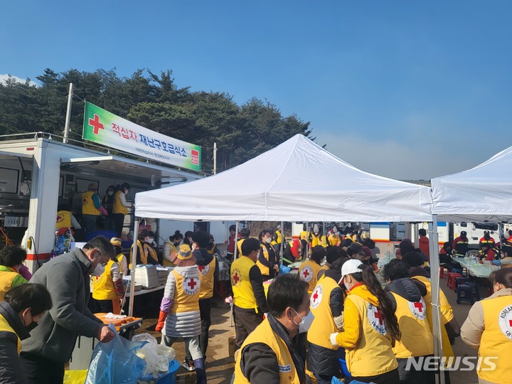 [울진=뉴시스] 이바름 기자 = 6일 오전 경북 울진 산불 현장지휘본부가 있는 봉평리 신라비 전시관에서 배식 봉사활동을 하고 있다. 2022.03.06. right@newsis.com