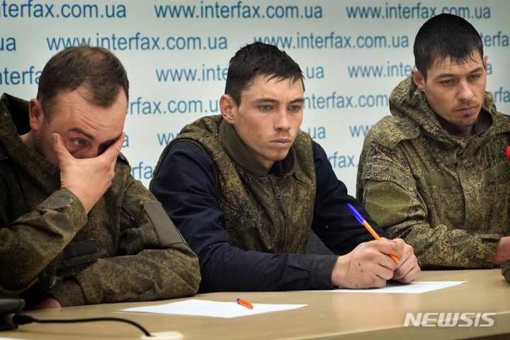 [키이우=AP/뉴시스] 포로로 잡힌 러시아 군인들이 5일(현지시간) 우크라이나 키이우의 인테르팍스 통신사에서 열린 기자회견 중 언론의 질문에 답하고 있다. 2022.03.06.