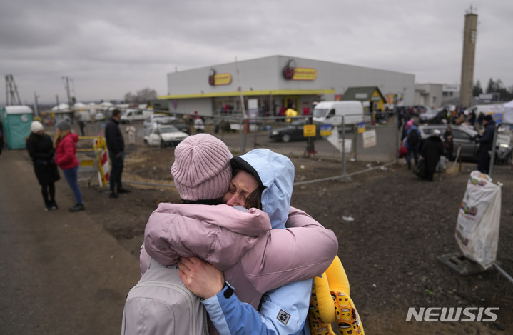 [메디카=AP/뉴시스] 5일(현지시간) 폴란드 메디카 국경 건널목에서 만난 우크라이나 난민 여성들이 부둥켜안고 눈물을 흘리고 있다. 2022.03.06.