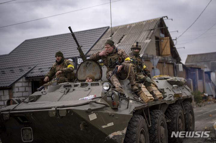 [키이우=AP/뉴시스]지난 5일(현지시간) 우크라이나 키이우 외곽에서 우크라이나 군인들이 장갑차에 올라 이동하고 있다. 2022.03.06.