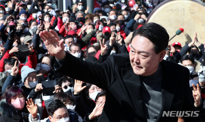 [서울=뉴시스] 국회사진기자단 = 윤석열 국민의힘 대선 후보가 6일 오전 서울 중구 동대문디자인플라자(DDP) 앞에서 유세를 하며 지지를 호소하고 있다. 2022.03.06. photo@newsis.com