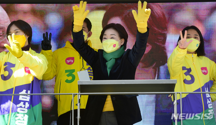 [서울=뉴시스] 국회사진기자단 = 심상정 정의당 대선 후보가 6일 서울 연남동 연트럴파크에서 열린 2030 프라이드 유세에서 지지를 호소하고 있다. 2022.03.06. photo@newsis.com
