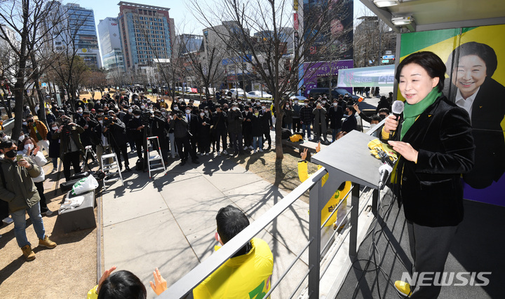 [서울=뉴시스] 국회사진기자단 = 심상정 정의당 대선 후보가 6일 서울 연남동 연트럴파크에서 열린 2030 프라이드 유세에서 지지를 호소하고 있다. 2022.03.06. photo@newsis.com