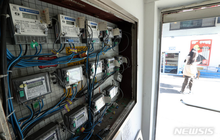 [서울=뉴시스] 고범준 기자 = 6일 오후 서울 마포구의 한 주택가에 전자식전력량계가 설치되어 있다. 2022.03.06. bjko@newsis.com