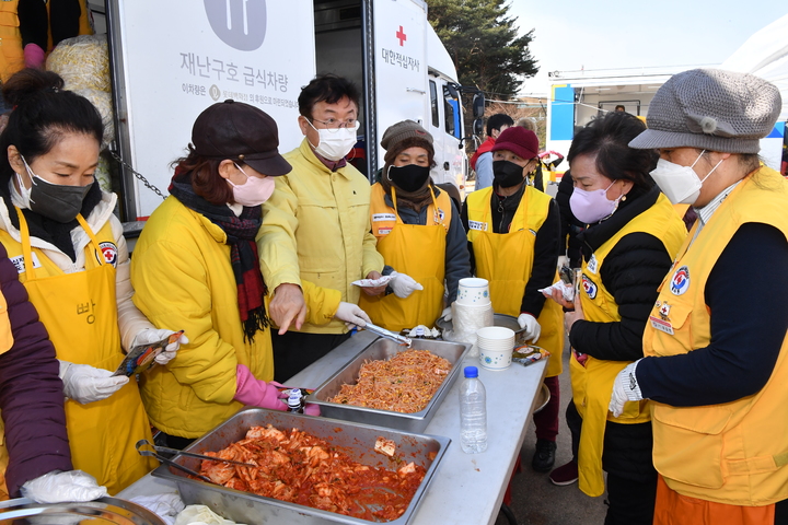 [안동=뉴시스] 이철우 경북지사가 지난 6일 울진 산불 현장에서 자원봉사자들을 격려하고 있다. (사진=경북도 제공) 2022.03.07 *재판매 및 DB 금지