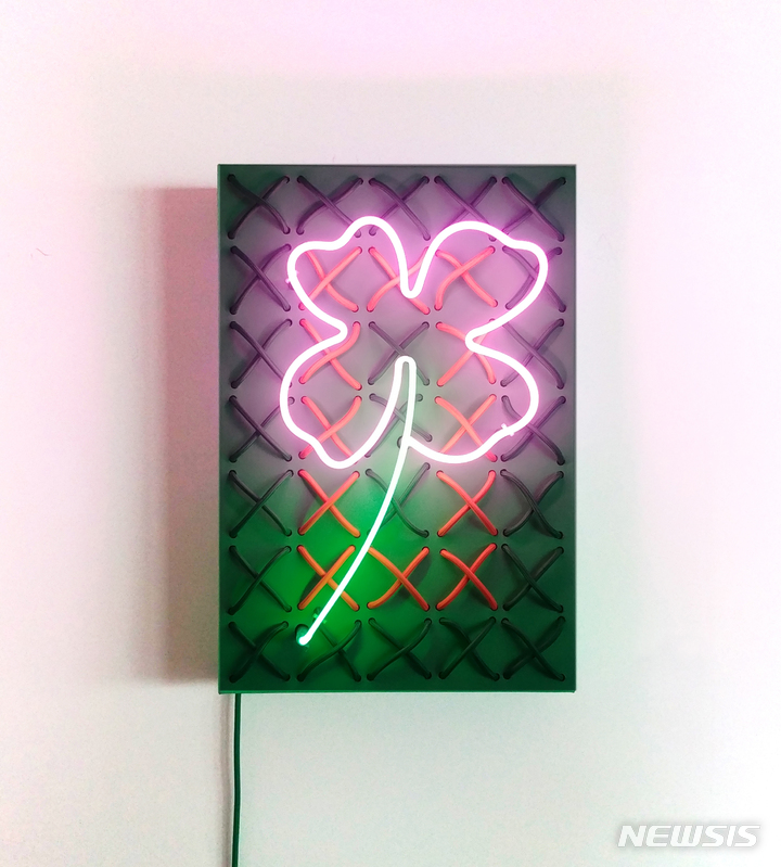 [서울=뉴시스]갤러리 아트숲, 박현진 PARK Hyunjin, 내 마음에 비친 행운1118 The luck I can see in my heart, 2021 Electric wire, Neon lamp, Canvas, Acrylic, 36 x 53 x 11 cm