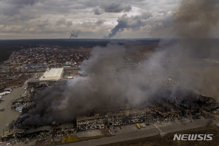 [이르핀(우크라이나)=AP/뉴시스] 우크라이나 수도 키이우 근교 이르핀의 한 공장과 점포가 6일(현지시간) 러시아군의 포격으로 불타며 검은 연기를 내뿜고 있다. 2022.3.7