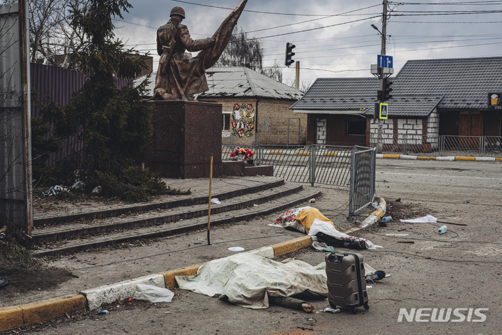 [이르핀=AP/뉴시스] 6일(현지시간) 우크라이나 이르핀 마을 거리에 러시아군의 포격으로 숨진 사람들의 시신이 담요 등으로 덮여 있다. 2022.03.07.