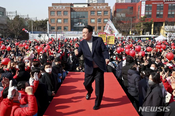 [구리=뉴시스] 국회사진기자단 = 국민의힘 윤석열 대선 후보가 7일 오전 경기 구리시 구리역광장에서 열린 '조선왕조 500년 세계문화유산의 도시 구리의 품격' 경기 구리 유세에서 지지를 호소하며 어퍼컷 세레모니를 하고 있다. 2022.03.07. photo@newsis.com