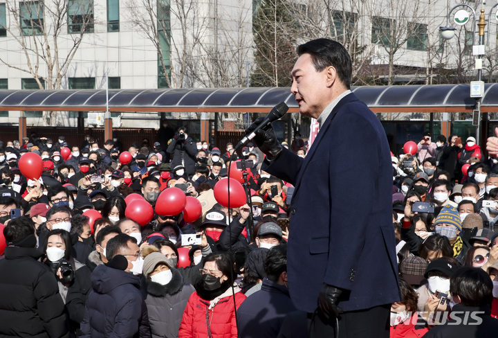 [구리=뉴시스] 국회사진기자단 = 국민의힘 윤석열 대선 후보가 7일 오전 경기 구리시 구리역광장에서 열린 '조선왕조 500년 세계문화유산의 도시 구리의 품격' 경기 구리 유세에서 지지를 호소하고 있다. 2022.03.07. photo@newsis.com