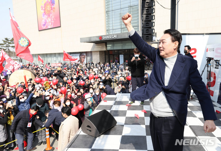 [하남=뉴시스] 국회사진기자단 = 윤석열 국민의힘 대선후보가 7일 오전 경기도 하남시 스타필드하남 앞 광장에서 열린 ‘시민이 행복한 나라, 시민이 주인 되는 나라’ 경기 하남 유세에서 어퍼컷 세리머니를 하고 있다. 2022.03.07. photo@newsis.com