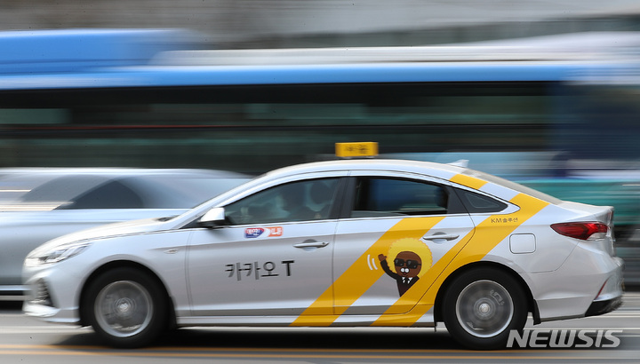 [서울=뉴시스] 이영환 기자 = 지난 3월 서울 시내에서 카카오 택시가 운행을 하고 있다. 2022.03.07. 20hwan@newsis.com