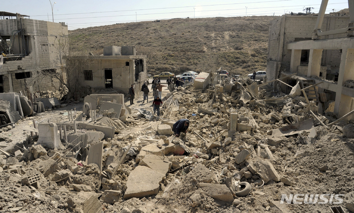 [다마스쿠스=AP/뉴시스]2022년 3월 시리아 다마스쿠스 인근에서 이스라엘의 공습 후 사람들이 피해 현황을 살펴보는 모습. 2023.02.19.
