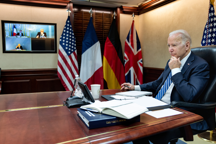 [워싱턴=뉴시스]조 바이든 미국 대통령이 7일(현지시간) 러시아의 우크라이나 침공과 관련해 프랑스, 독일, 영국 정상과 화상 회의를 하는 모습. (사진=백악관 트위터) 2022.03.07. *재판매 및 DB 금지