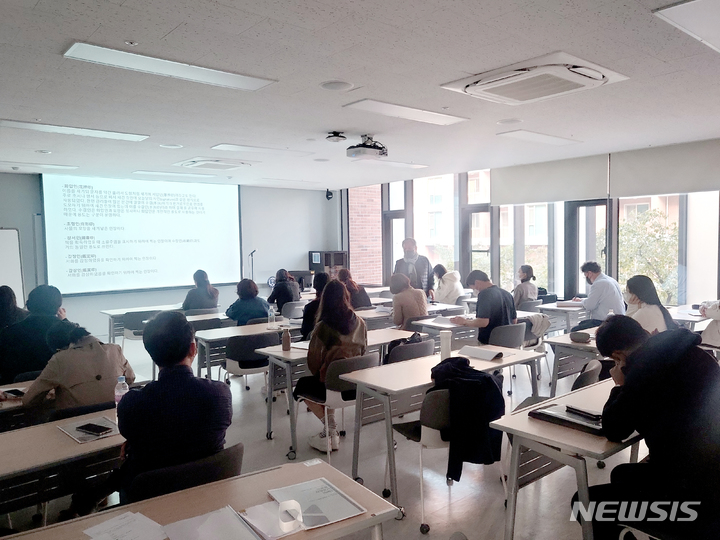 [서울=뉴시스] 한국미술품감정연구센터는 연세대학교와 함께 문화재 미술품 감정평가 인력 양성을 위한 입문-심화 과정을 개설, 운영하고 있다.