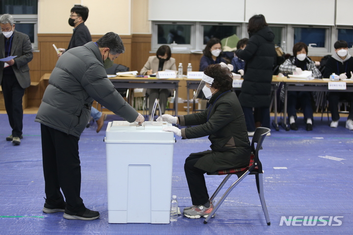 [춘천=뉴시스] 김경목 기자 = 제20대 대통령선거 투표일인 9일 오전 시민들이 강원 춘천시 춘천남부노인복지관 1층 강남동 제2투표소에서 소중한 참정권을 행사하고 있다. 2022.03.09. photo31@newsis.com