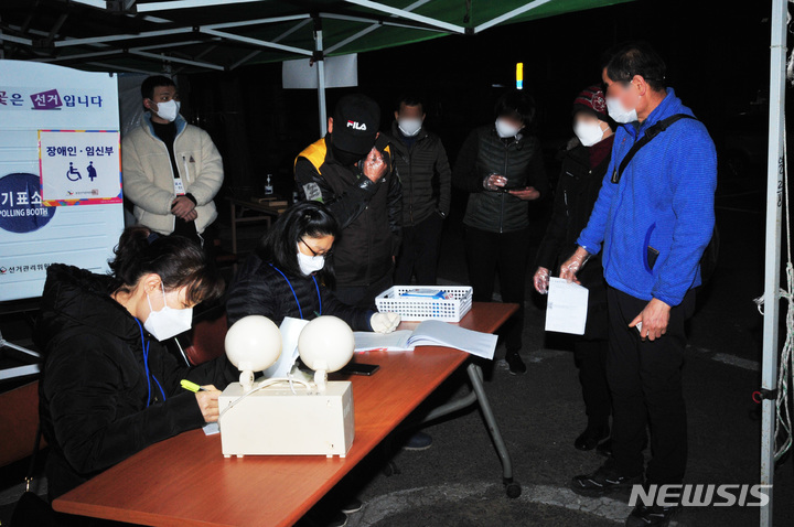 [광주=뉴시스] 제20대 대통령 선거 본투표가 시작된 9일 오전 광주 북구 문흥1동 제1투표소에서 유권자들이 투표 시작 전 차례를 기다리고 있다. 2022.03.09. leeyj2578@newsis.com