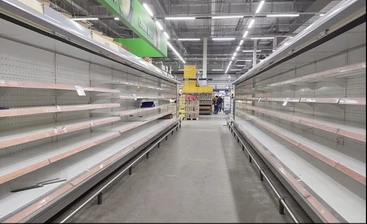 [서울=뉴시스]러시아 시베리아에 위치한 한 슈퍼마켓의 모습. (사진출처: 데일리메일 홈페이지 캡쳐) 2022.03.09.