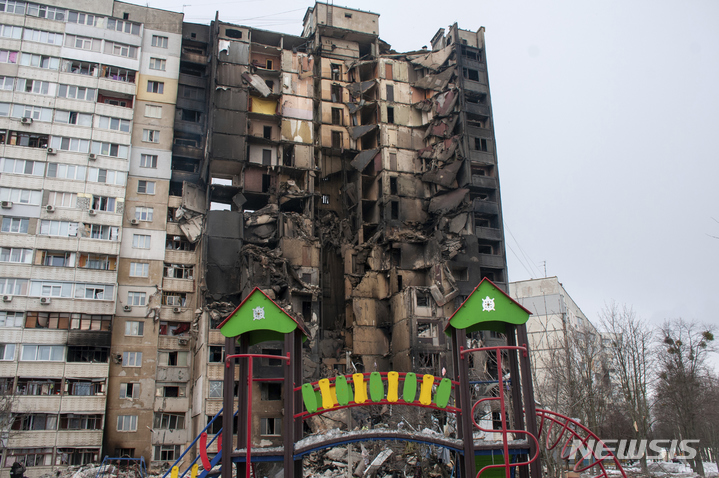 [하르키우=AP/뉴시스] 8일(현지시간) 우크라이나 하르키우의 한 아파트가 러시아군의 포격으로 파손돼 있다. 2022.03.09.