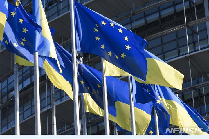 [스트라스부르=AP/뉴시스]유럽의회 밖의 EU기와 우크라이나 국기. 2022.3.8.