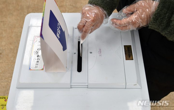 [대구=뉴시스] 투표소에서 유권자가 소중한 한 표를 행사하고 있다. 뉴시스DB. 2022.05.03. photo@newsis.com