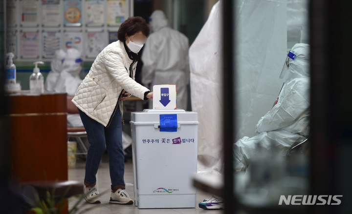 [대구=뉴시스] 이무열 기자 = 제20대 대통령선거일인 9일 오후 대구 북구 침산3동행정복지센터 사무실에 마련된 제1투표소에서 코로나19 확진자들이 투표를 하고 있다. 2022.03.09. lmy@newsis.com