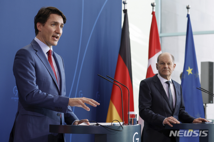 [베를린=AP/뉴시스]쥐스탱 트뤼도 캐나다 총리(왼쪽)가 지난 3월9일(현지시간) 독일 베를린에서 올라프 숄츠 독일 총리와 함께 공동 기자회견을 하고 있다. 