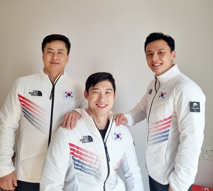 한국 파라아이스하키 대표팀의 장동신(사진 가장 왼쪽) *재판매 및 DB 금지