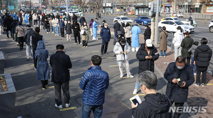 [서울=뉴시스] 권창회 기자 = 코로나19 신규 확진자가 32만7549명으로 집계된 10일 오전 서울 서초구 고속버스터미널 인근 임시선별검사소에서 시민들이 검사를 받기위해 줄 서 있다. 2022.03.10. kch0523@newsis.com