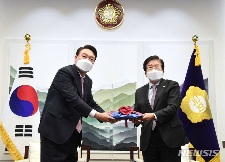 [서울=뉴시스] 김선웅 기자 = 윤석열 대통령 당선인이 10일 오후 서울 여의도 국회에서 박병석 국회의장을 예방해 선물을 전달받고 있다. (공동취재사진) 2022.03.10. photo@newsis.com