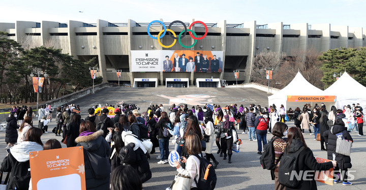 [서울=뉴시스] 홍효식 기자 = 방탄소년단(BTS) 서울 대면 콘서트가 열리는 10일 오후 서울 송파구 잠실종합운동장 주경기장에서 팬들로 붐비고 있다. 2022.03.10. yesphoto@newsis.com