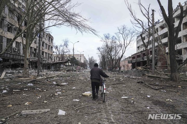 [마리우폴=AP/뉴시스] 러시아군 포격으로 훼손된 우크라이나 마리우폴 거리. 2022.03.11.