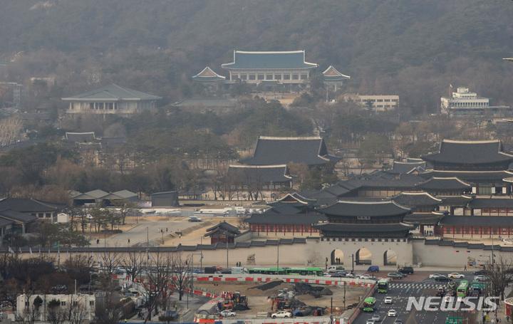 [서울=뉴시스] 조수정 기자 = 윤석열 대통령 당선인이 10일 대통령 비서실장과 정무수석 예방 자리에서 청와대 이전 문제, 광화문 정부서울청사 집무실 등과 관련한 생각을 전한 것으로 알려졌다. 사진은 11일 서울 종로구 북악산 앞의 청와대(위). 2022.03.11. chocrystal@newsis.com