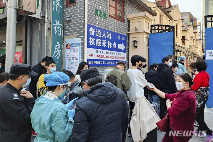 [서울=AP/뉴시스]중국 상하이에서 코로나19 검사 중인 사람들. 2022.03.16. photo@newsis.com