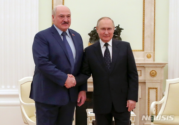 [모스크바=AP/뉴시스]블라디미르 푸틴 러시아 대통령(오른쪽)이 11일(현지시간) 모스크바에서 알렉산드르 루카셴코 벨라루스 대통령을 만나 기념촬영을 하고 있다. 2022.03.11.