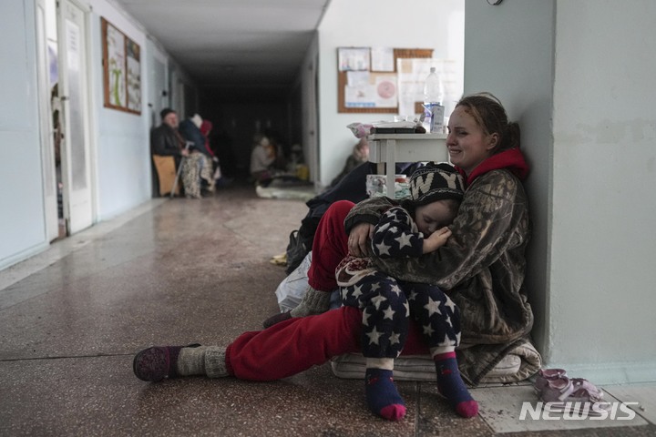 [마리우폴=AP/뉴시스] 아나스타샤 에라소바라는 여성이 지난 11일(현지시간) 우크라이나 동부 마리우폴의 한 병원 복도에서 아이를 안고 흐느끼고 있다. 이 여성의 다른 아이는 러시아의 마리우폴 포격 때 숨졌다. 2022.03.13.
