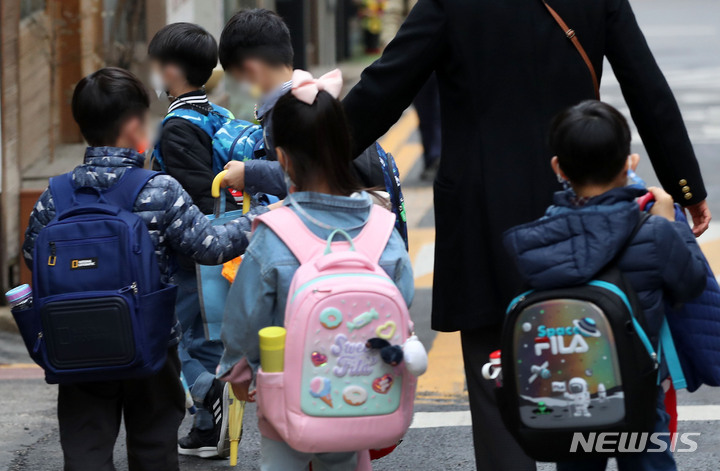 [서울=뉴시스] 홍효식 기자 = 지난해 3월14일 서울 시내 한 초등학교에서 학생들이 등교하고 있다. 2022.03.14. yesphoto@newsis.com
