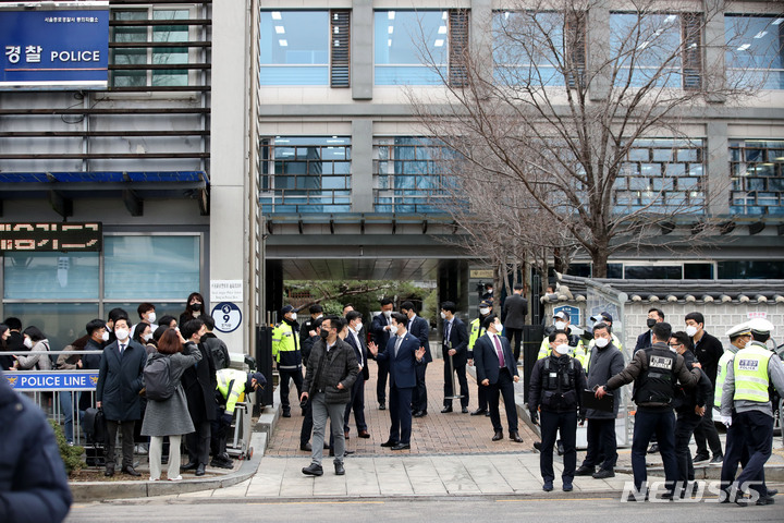 [서울=뉴시스] 조수정 기자 = 윤석열 대통령 당선인이 14일 오전 서울 종로구 통의동 금융감독원연수원에 꾸려진 대통령직 인수위원회로 출근하기로 한 가운데 경찰이 인근 집회 인력 등을 막기 위해 경호 준비하고 있다. 2022.03.14. chocrystal@newsis.com