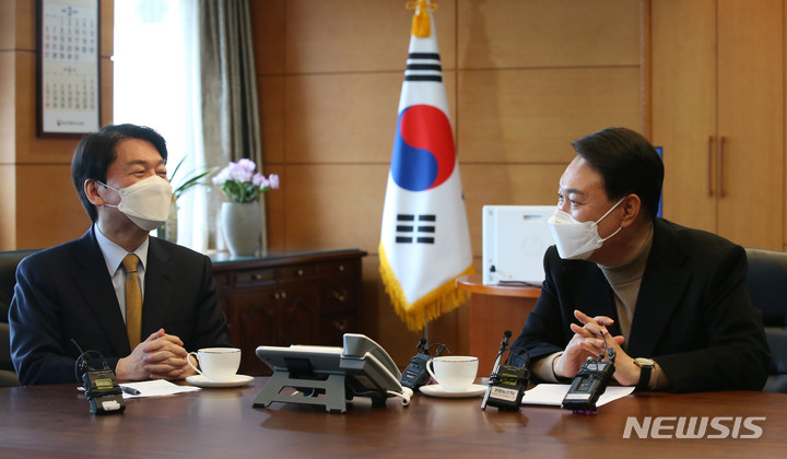 [서울=뉴시스] 국회사진기자단 = 윤석열 대통령 당선인이 14일 서울 종로구 금융감독원 연수원에 마련된 집무실에서 안철수 인수위원장, 권영세 부위원장 등과 차담하고 있다. 2022.03.14. photo@newsis.com