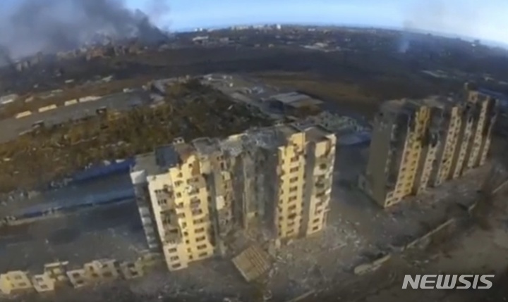 [마리우폴=AP/뉴시스] 우크라이나군 아조프 대대가 제공한 비디오 영상 사진에 14일(현지시간) 우크라이나 마리우폴의 고층 건물들이 러시아군의 포격으로 파괴돼 있다. 우크라이나 아조프해 인근 마리우폴은 러시아군에 포위돼 집중 포격을 받고 있다. 2022.03.15.