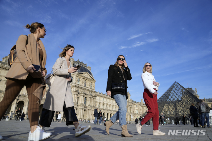 [파리=AP/뉴시스] 2022년 3월14일 프랑스 파리에서 관광객들이 루브르 박물관 옆을 걷고 있다. 2023.3.30