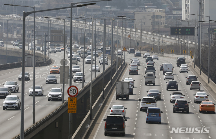 [서울=뉴시스] 고승민 기자 = 지난 15일 서울 강변북로를 지나는 차량 모습. 2022.03.15. kkssmm99@newsis.com