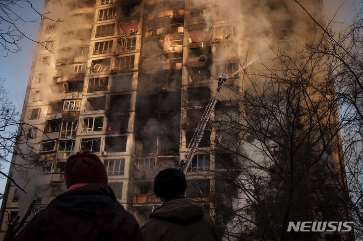 [키이우=AP/뉴시스] 15일(현지시간) 우크라이나 키이우에서 소방관들이 러시아군의 포격으로 파괴된 아파트의 불을 끄고 있다. 2022.03.15.